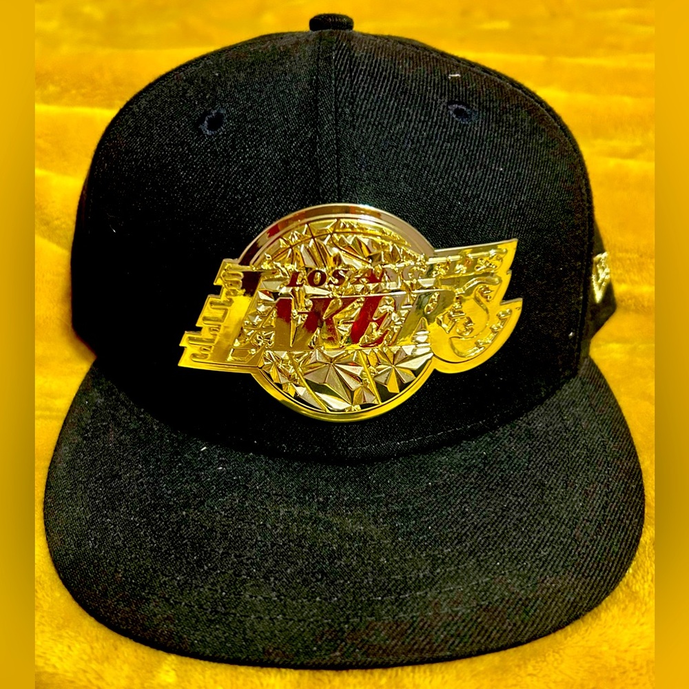 Los Angeles Lakers New Era 9FIFTY All Black/Gold Metal Badge, SnapBack Hat